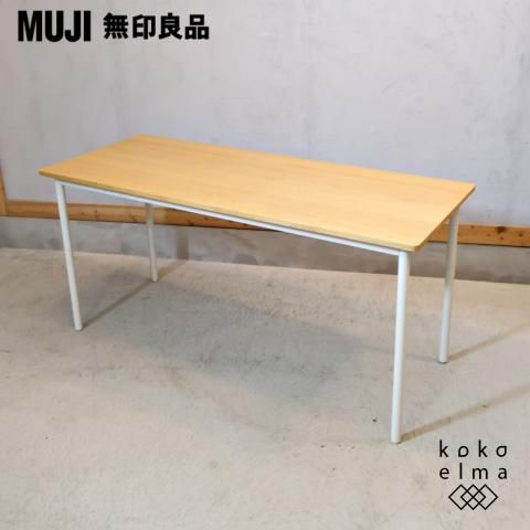 オーク材を使用した無印良品のパーソナルデスク。ホワイトのスチール脚