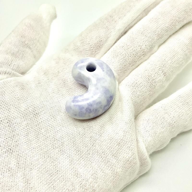 糸魚川産ラベンダー翡翠(海中産)勾玉 】 まがたま 薄紫色 - めのうの店