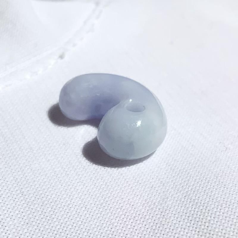 糸魚川ラベンダー翡翠 (青海産) 勾玉 巴型 】 国産 天然石 糸魚川翡翠