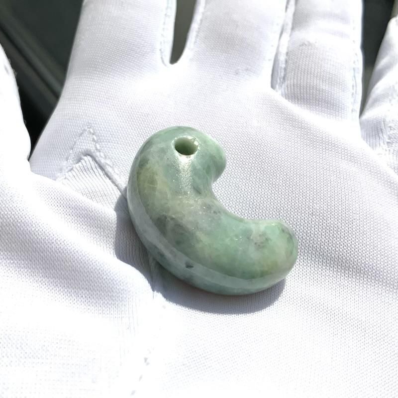 糸魚川翡翠(金山谷産) 勾玉 巴型 】 国産 天然石 糸魚川産翡翠 ひすい