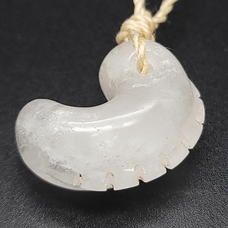 乙女鉱山水晶 勾玉 獣型 AA 大麻紐ペンダント 】 | めのうの店川島