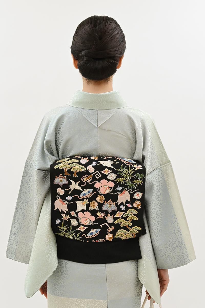 銀座【H-0857】縮緬地 染名古屋帯 黒色 宝尽くし文 - 銀座きもの青木