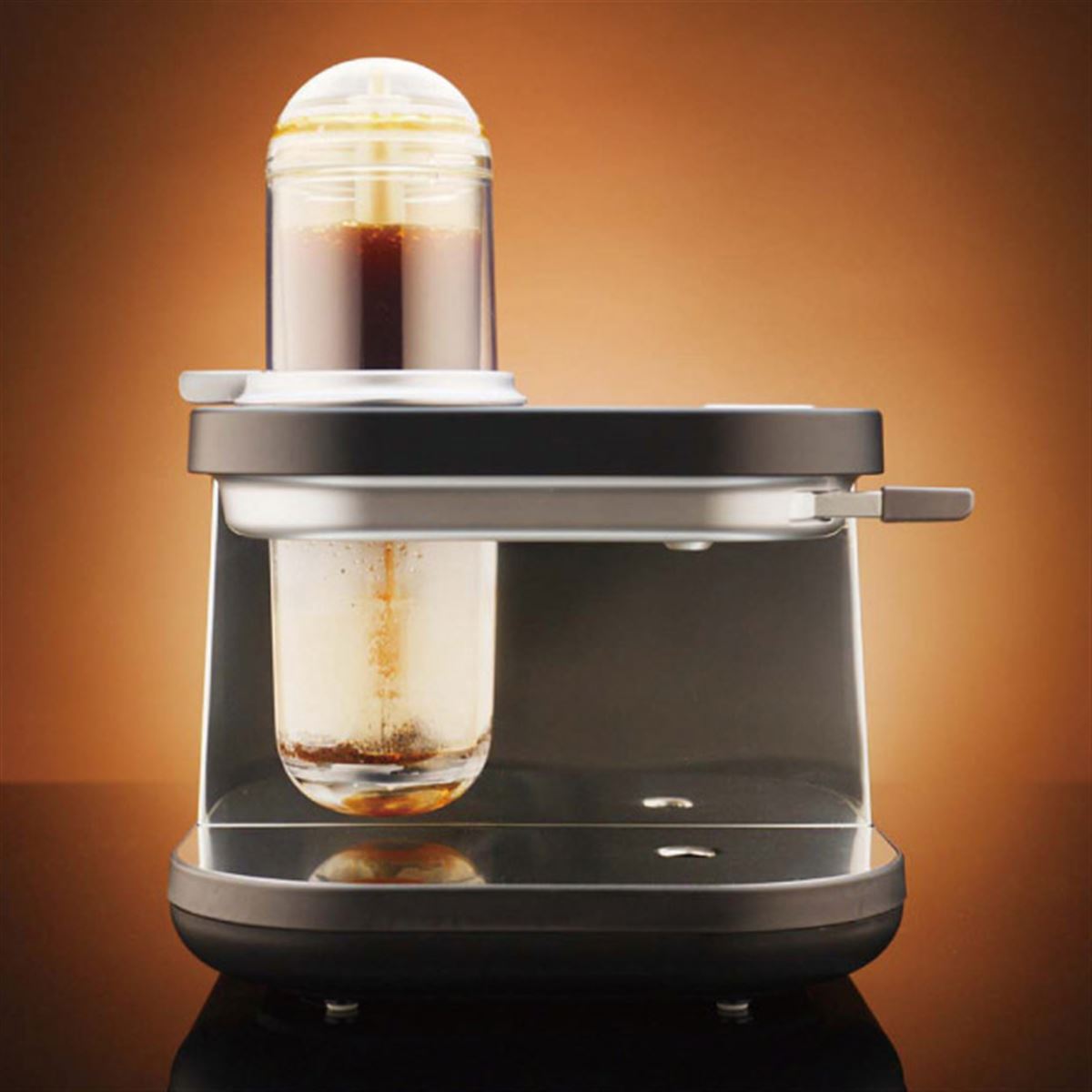 タイガー、サイフォン式コーヒーの抽出を自動化した「Siphonysta