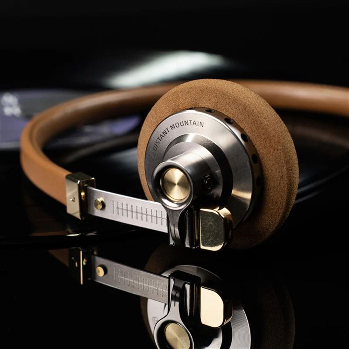 80年代風クラシックデザインの有線オンイヤーヘッドホン「DISTANT