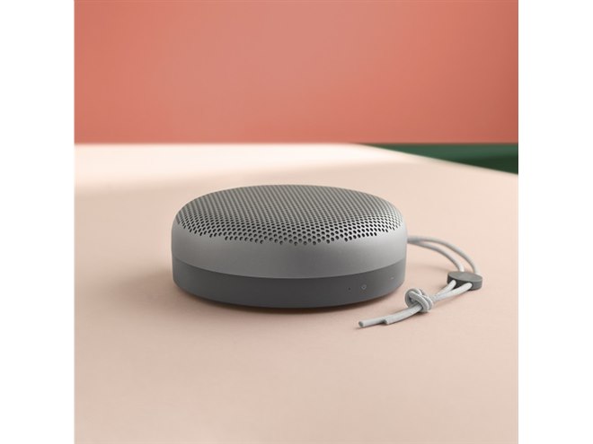 B&O Play、「BeoPlay A1」に新色タンジェリンレッド＆チャコールサンド