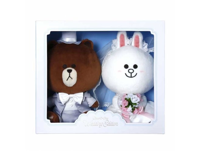 LINE、ウェディング衣装を着たブラウン&コニーの「ペアぬいぐるみ
