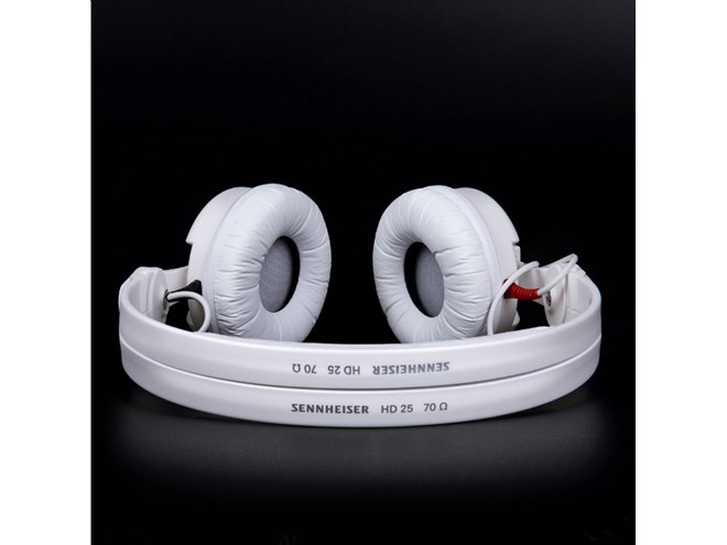 ゼンハイザー、オンイヤーDJヘッドホン「HD 25」に数量限定ホワイト