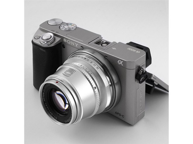 TTArtisan、単焦点レンズ「35mm f/1.4 C」新色シルバーを4/30発売に