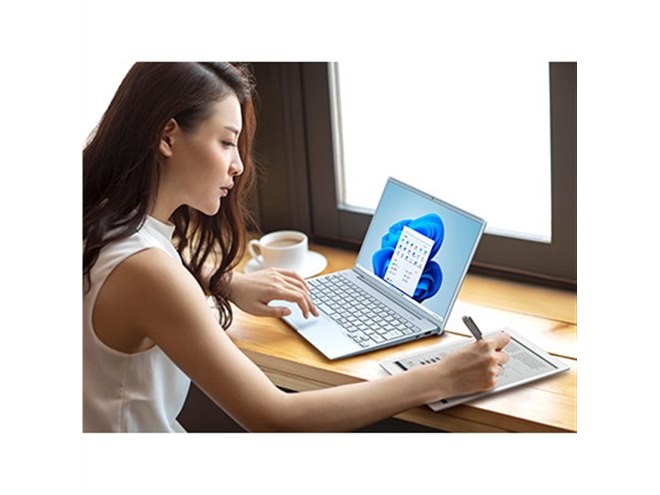 富士通FMV、2022年冬モデルの13.3型ノート「CH」と23.8型