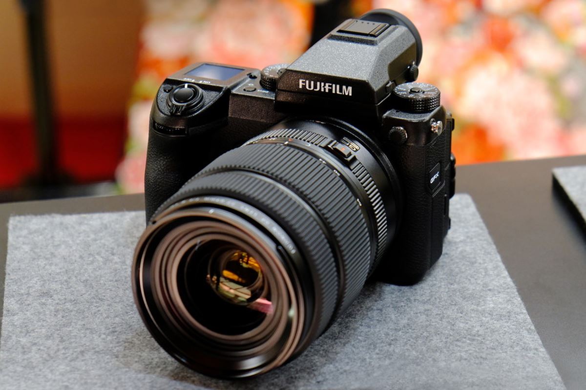 富士フイルム史上最高画質”を実現した中判ミラーレス「GFX 50S」の
