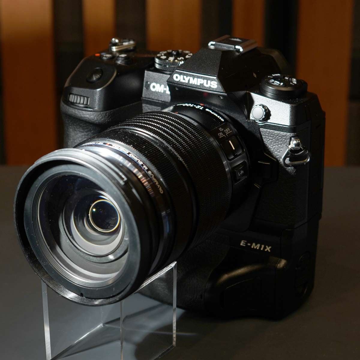 直球ど真ん中”のプロ向けミラーレス！ オリンパス「OM-D E-M1X」に触っ