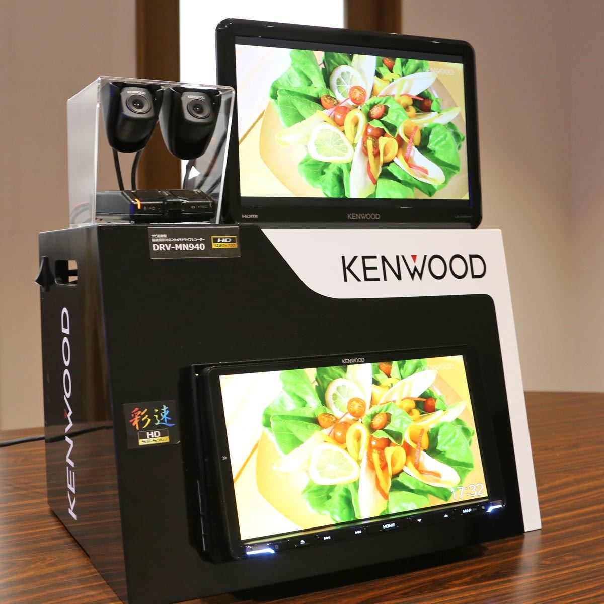 ドラレコもリアモニターも美しいハイビジョンで！フルHDで前後2カメラ