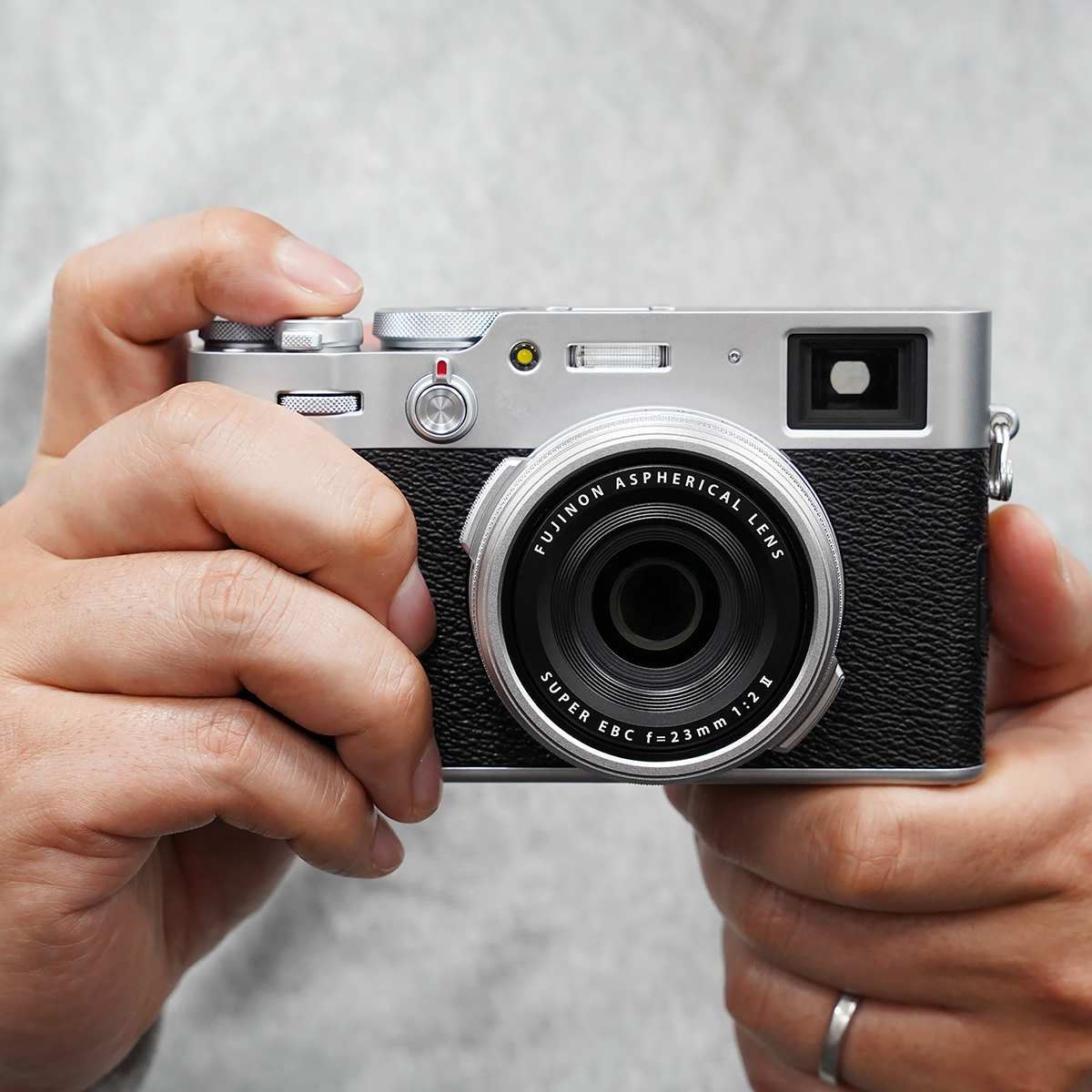 速報！ 富士フイルムの新しい高級コンデジ「X100V」がベールを脱いだ