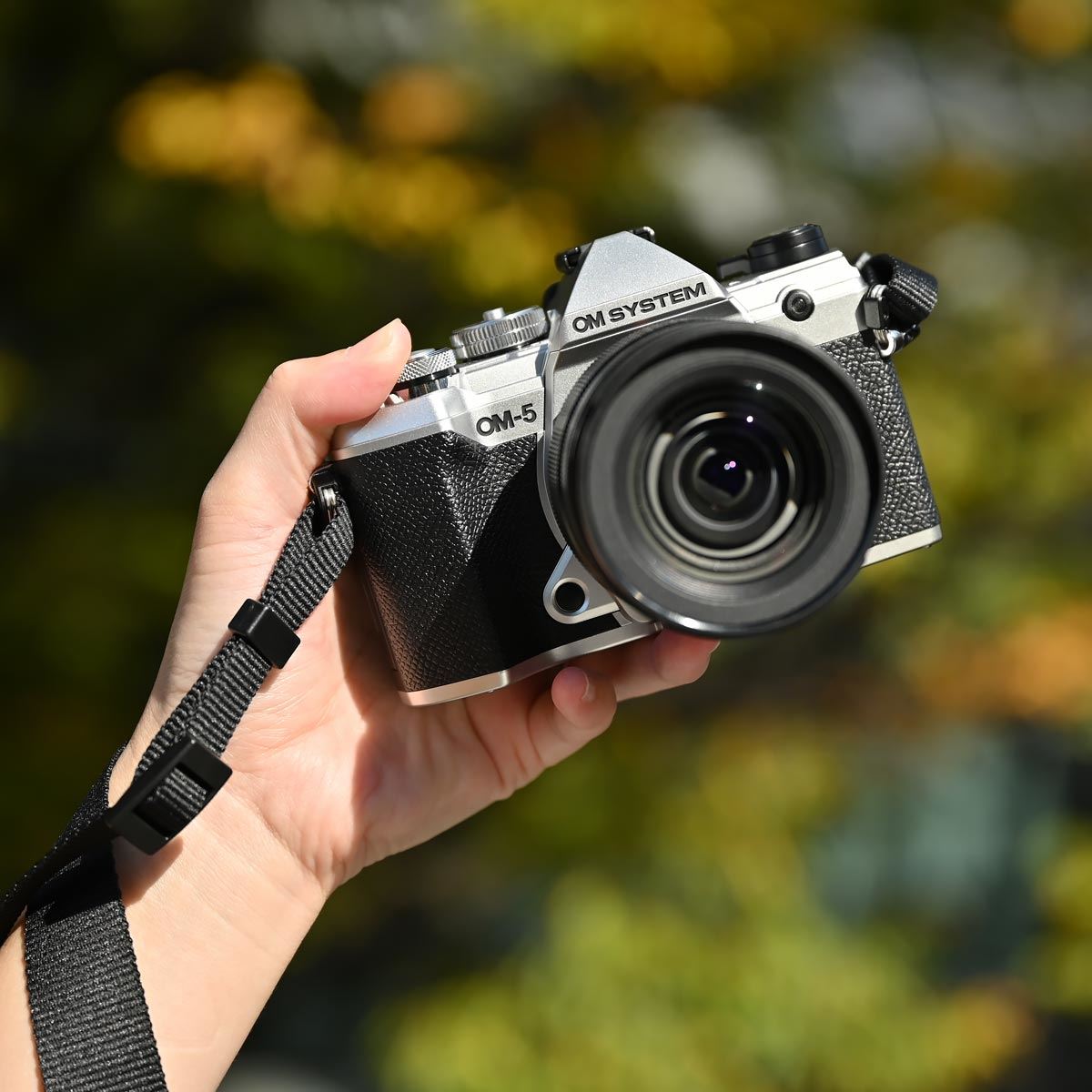カメラとしての魅力たっぷりの最新ミラーレス「OM SYSTEM OM-5」、上田