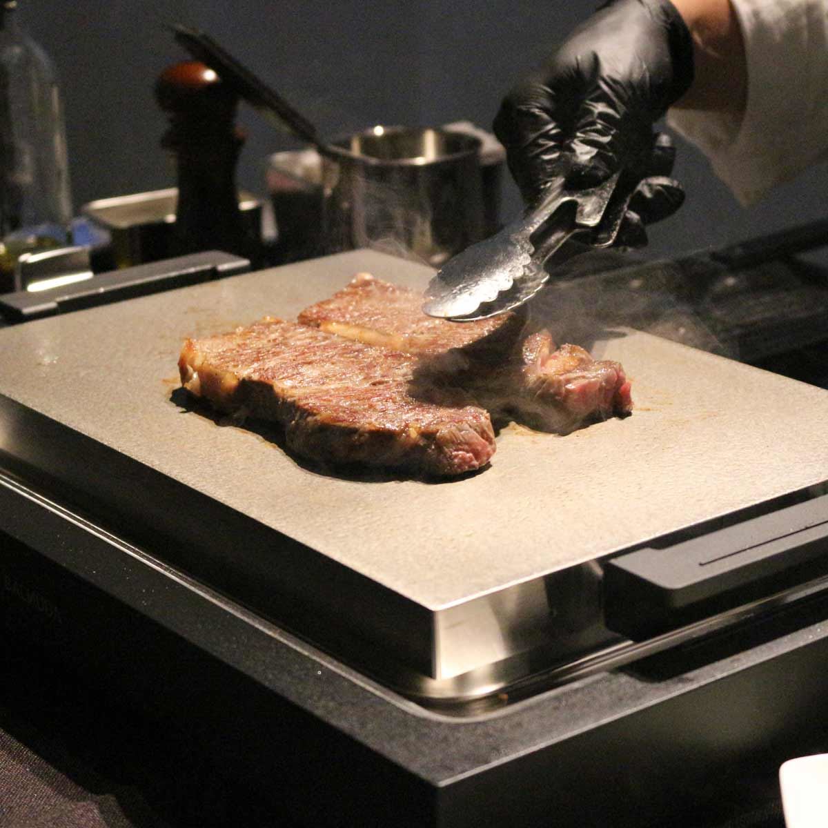 まるで鉄板焼き！ 6.6mm厚のプレートで焼く「BALMUDA The Plate Pro