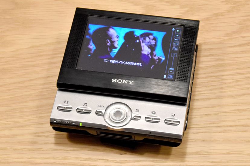 CLIEをPDAと呼ぶな」コンバージド・デバイスの先がけとして開発された