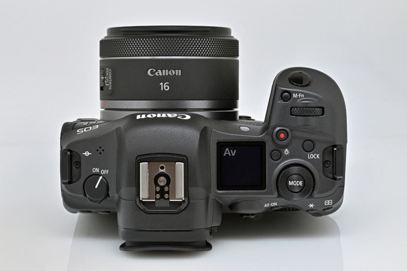 小型・軽量で実売3万円台、キヤノン「RF16mm F2.8 STM」は“超広角入門