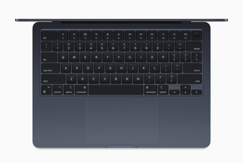 M2」搭載で生まれ変わった「MacBook Air」、13.6インチでフラット