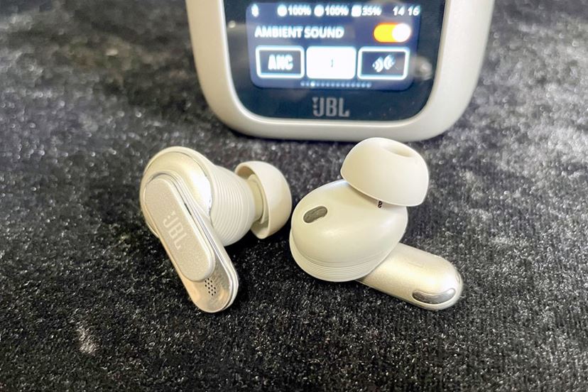 操作習慣に変革を迫る？ タッチディスプレイ付きケースな完全