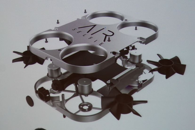 自撮り棒はもう古い!? セルフィーのための飛行型カメラ「AirSelfie」が