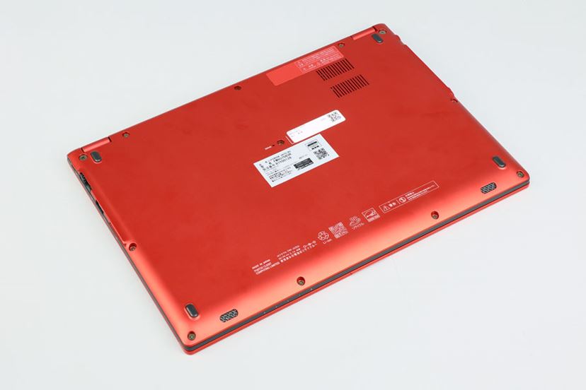 約748gで4コアCPUを搭載した超軽量モバイルノート「FMV LIFEBOOK UH75