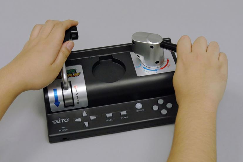 マスコン一体型となったゲーム機「電車でGO! PLUG & PLAY」をプレイ