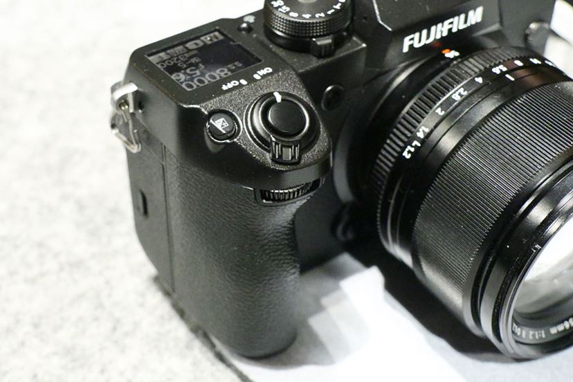 富士フイルム、最大5.5段分のボディ内手ブレ補正搭載の最上位機「X-H1