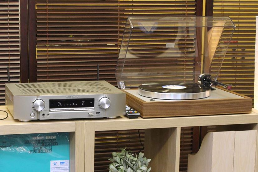 リビングの“高音質AVセンター” に！ マランツ薄型AVアンプ「NR1609