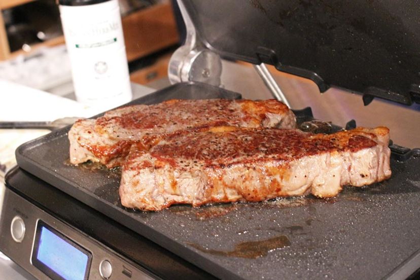 挟んで焼くと分厚い肉がウマイ！ デロンギ「マルチグリル BBQ