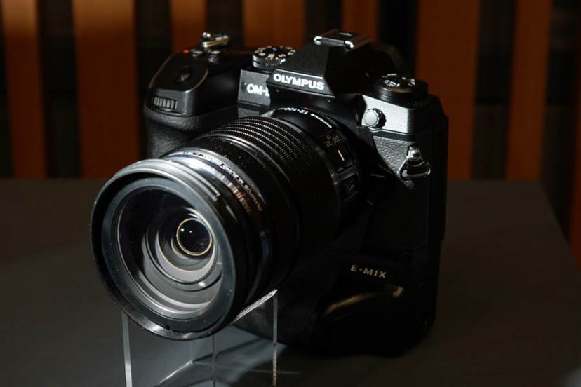 直球ど真ん中”のプロ向けミラーレス！ オリンパス「OM-D E-M1X」に触っ