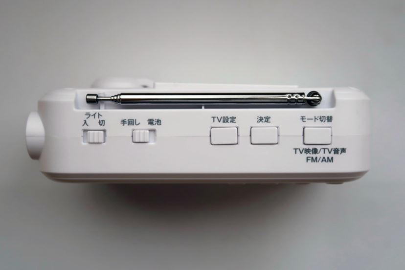 スマホも手回し充電OK！いざというときに役立つ多機能手回し充電テレビ