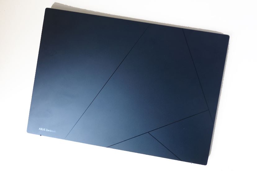 最新CPU＆有機EL搭載で16万円台のノートPC ASUS「Zenbook 14 OLED