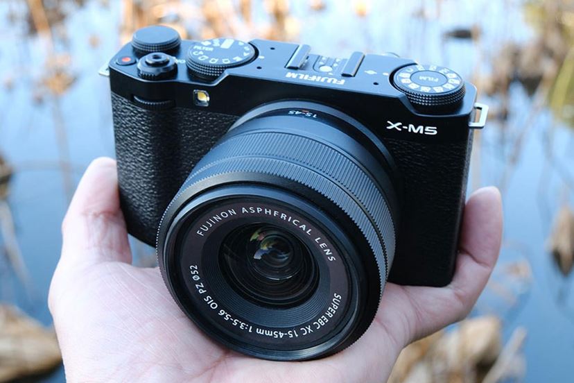富士フイルム「X-M5」は“欲しくなる”入門機！ 小型・軽量・高機能