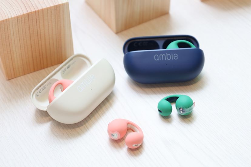 ambie「AM-TW02」に“ながら聴き”イヤホンの未来を見た（気がした