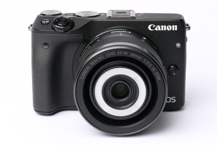 世界初のLEDライト内蔵マクロレンズ！ キヤノン「EF-M28mm F3.5 マクロ