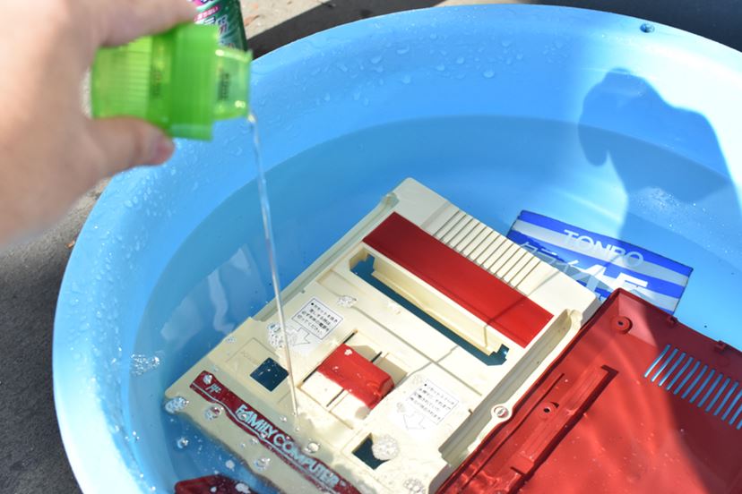 ミニファミコンばりの“驚きの白さ”に？ 黄ばんだファミコンを分解