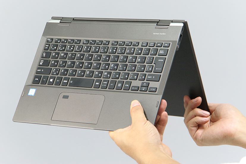 薄くて軽くてバッテリーは17時間！ 東芝の新型2in1「dynabook V82」は