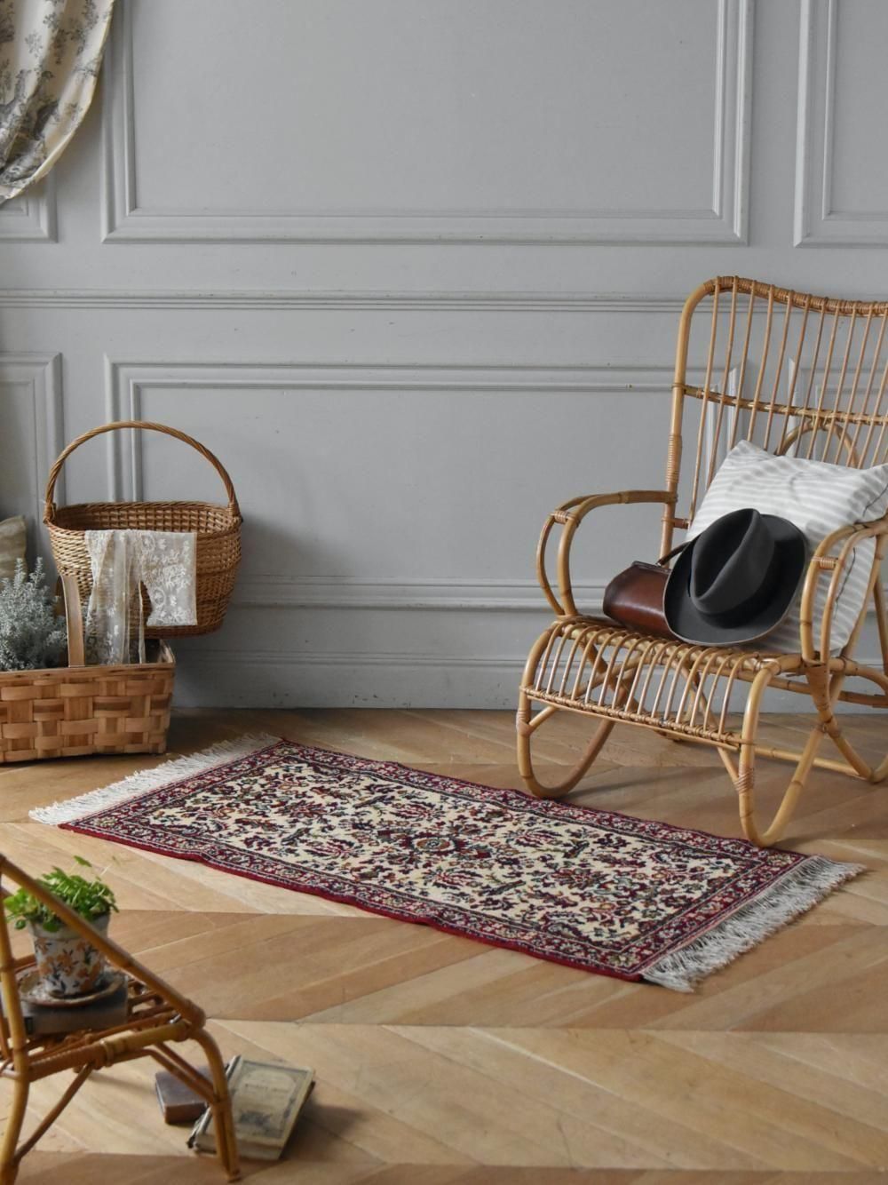 フランスで見つけた様々な文様が織り込まれたヴィンテージラグを販売し