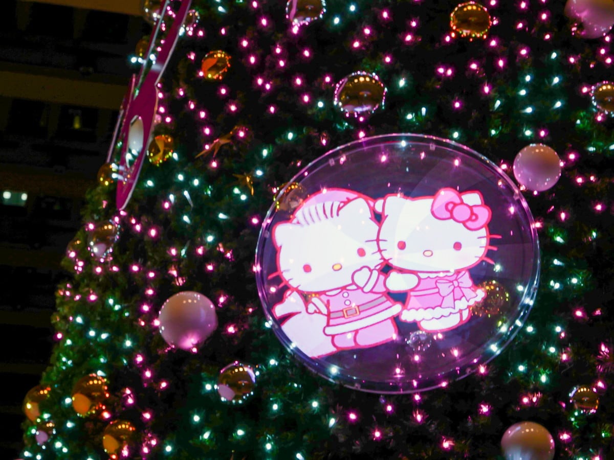 クイーンズスクエア横浜とハローキティがクリスマスイルミネーションで