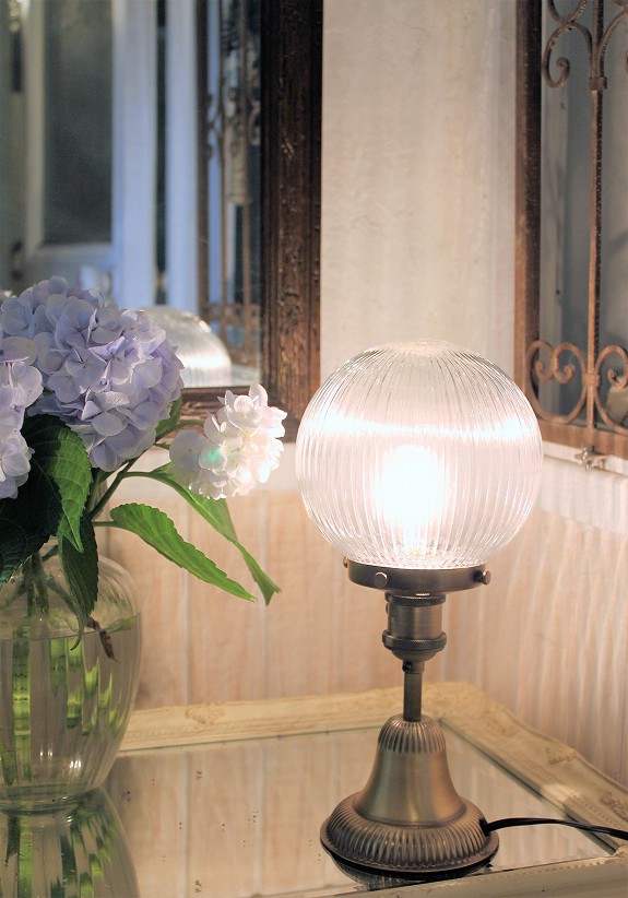 アンティークな色調のレトロなテーブルランプスタンドBと大正ロマンな