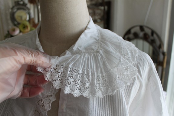 繊細なフランスレースと細密なピンタックの美しいフランスアンティーク