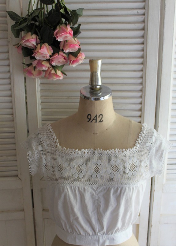 英国アンティーク クロシェットレースのヨークが素敵なキャミソール