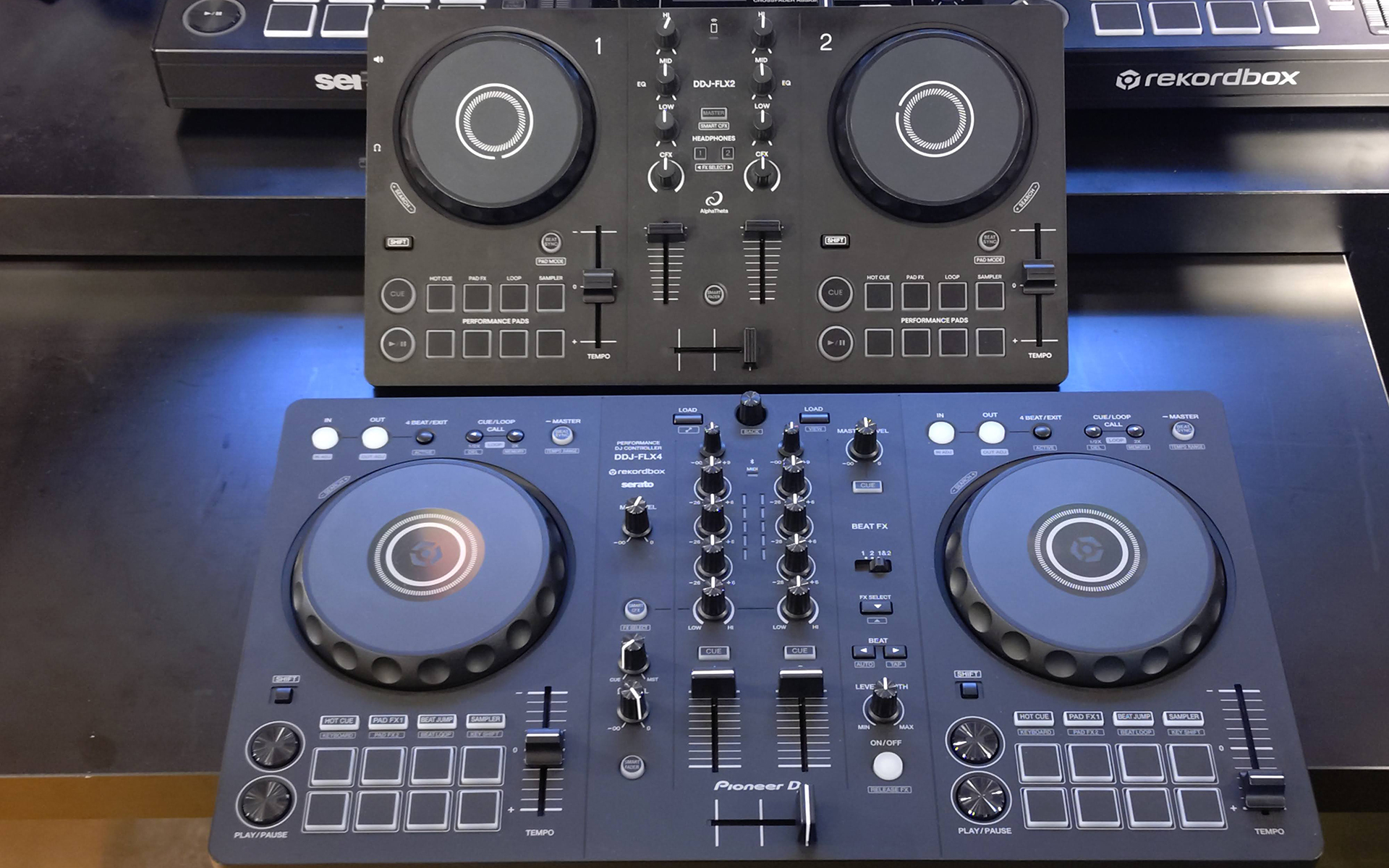 どちらを選ぶ？】 DJ初心者のための“機材二択”「DDJ-FLX2」と「DDJ