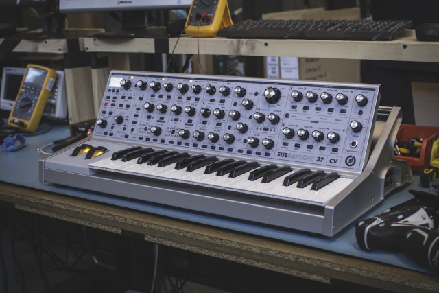 世界で2000台限定生産のアナログシンセ Moog Subsequent 37 CV