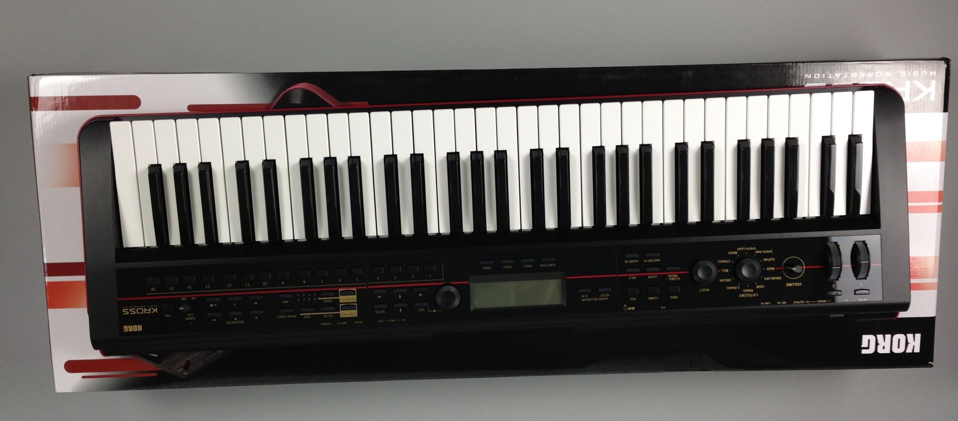 レビュー】KORGの最新シンセ「KROSS」を試す。電池駆動もOK、重量も