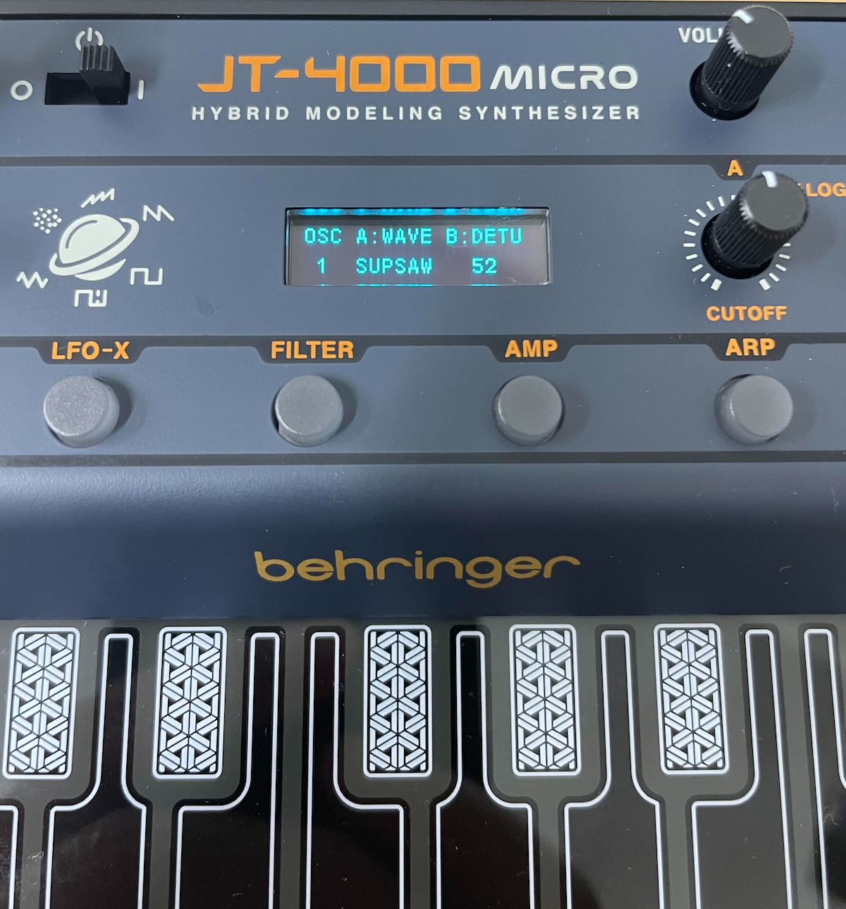 Behringer ” JT-4000 Micro ” | 超ポータブルな4ボイスハイブリッド