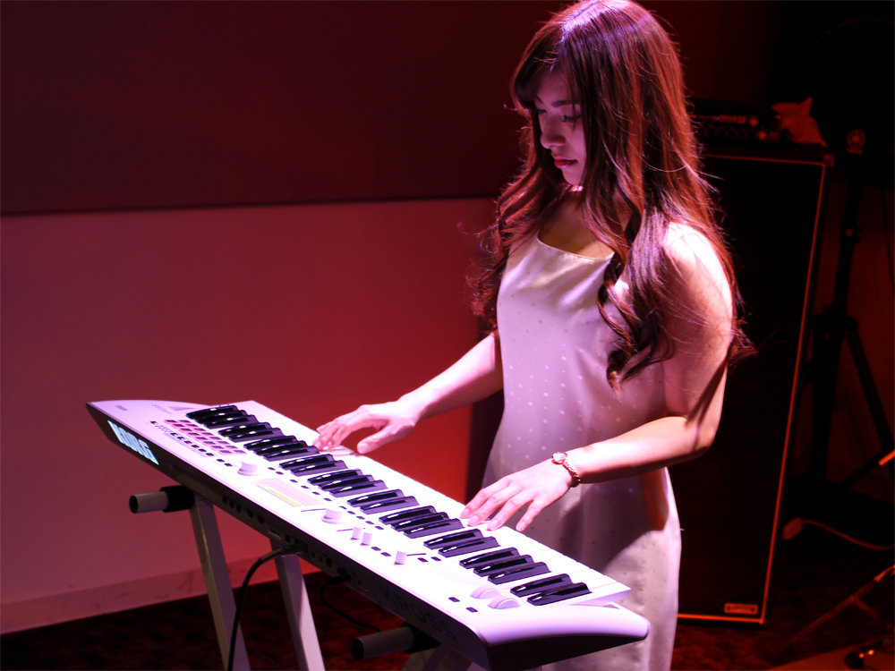 KORG KROSS2-61-SC 発表！1900以上の音色で演奏できる白シンセ