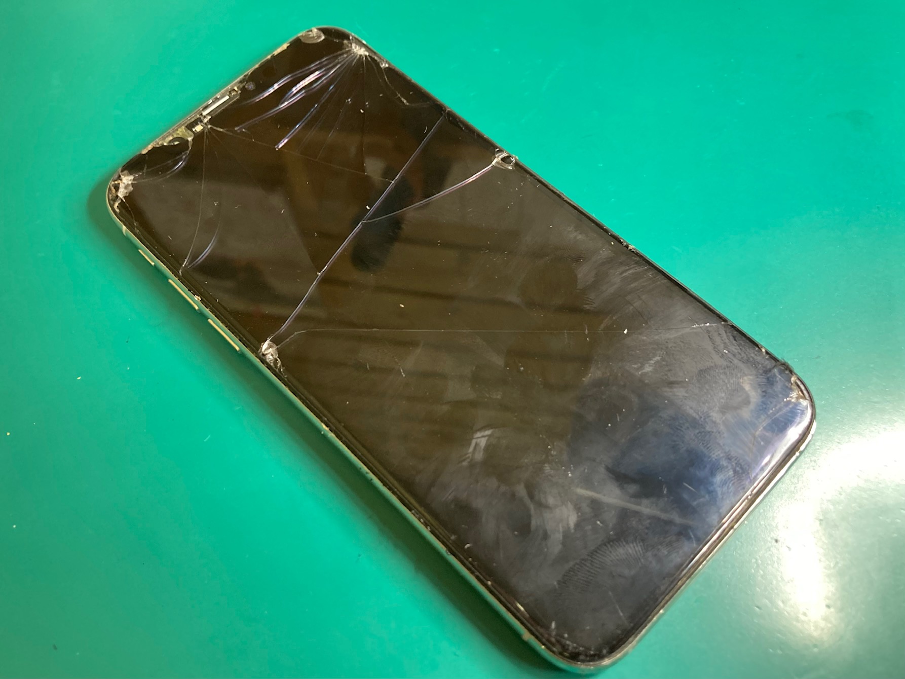 ガラス割れ＋タッチ操作が出来ないiPhoneフロントパネル交換修理をさせ