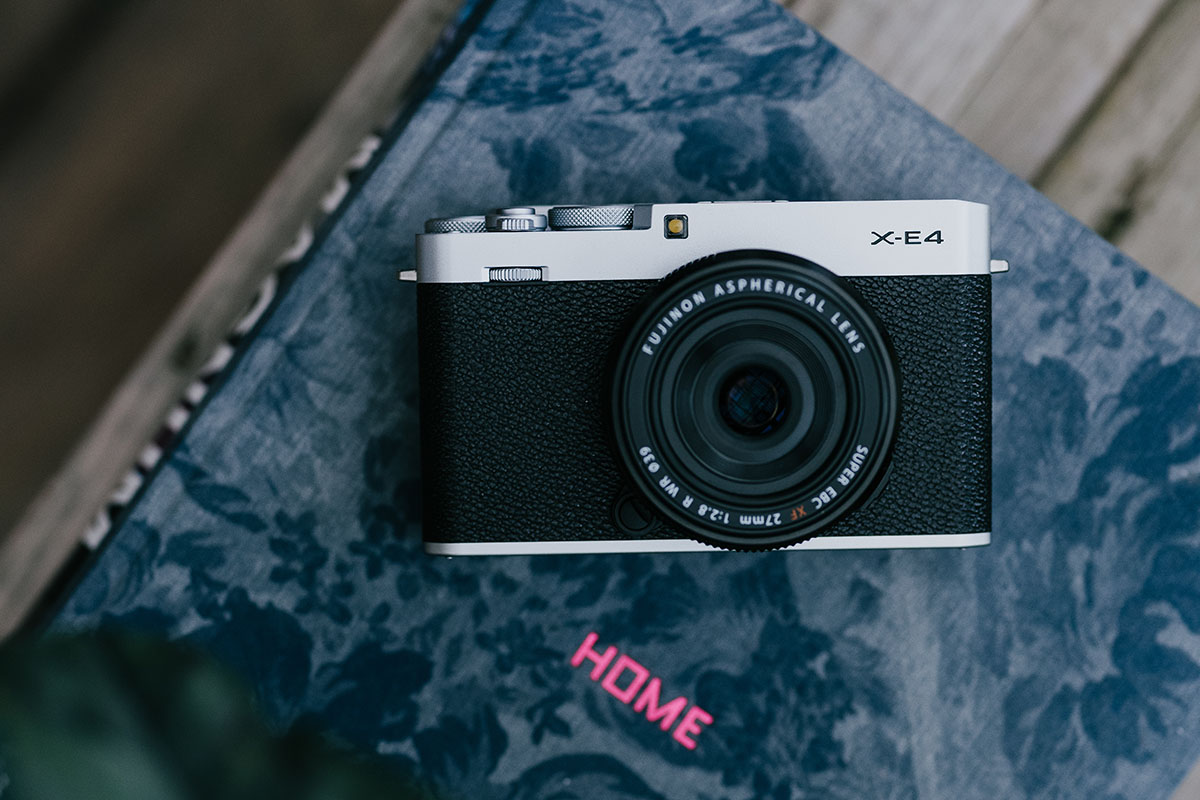 富士フイルム『X-E4』とは？クラシカルなデザインが美しいXシリーズ
