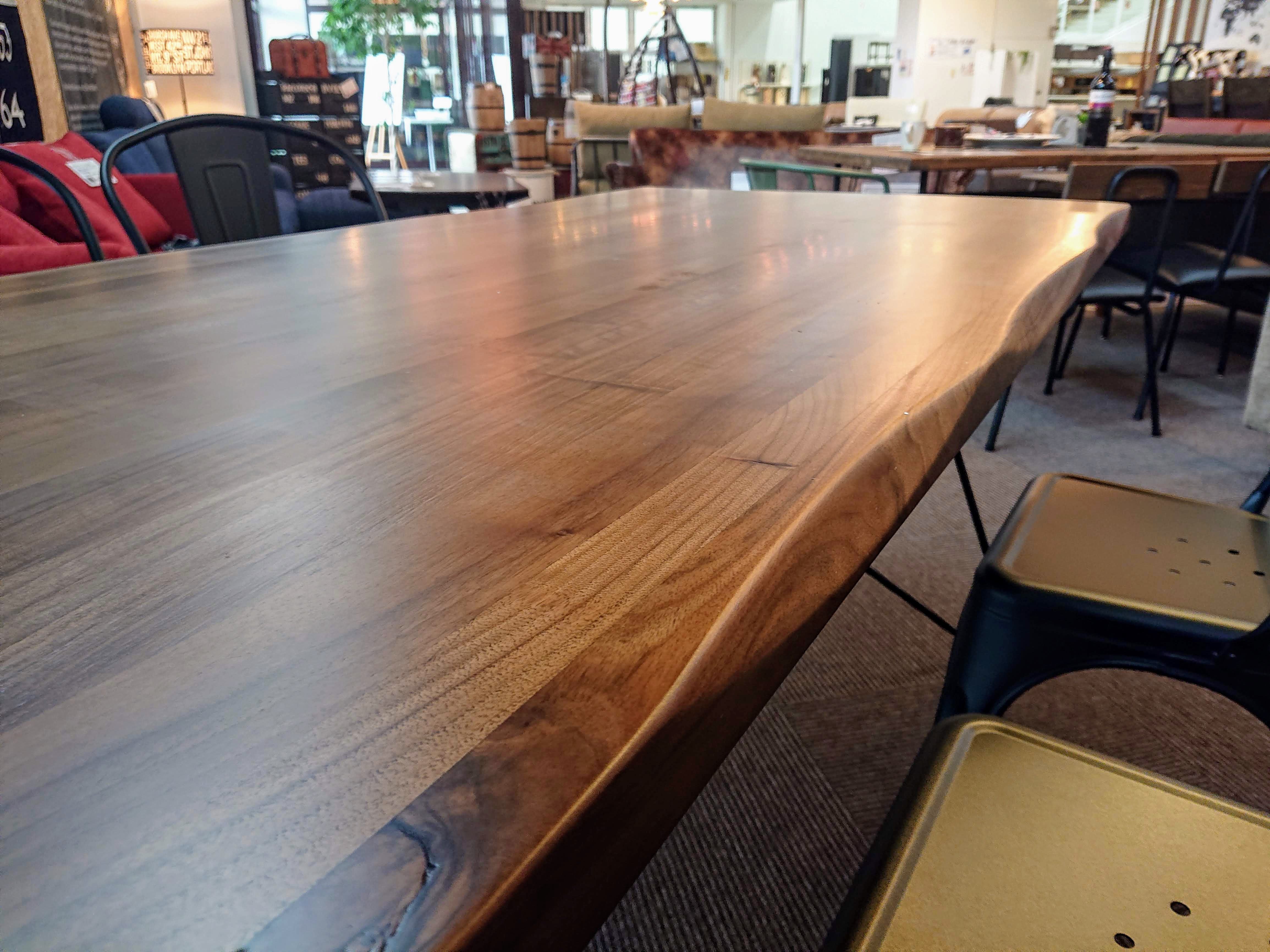 ウォールナット無垢材の天板にアイアンの脚とチェアを組み合わせた